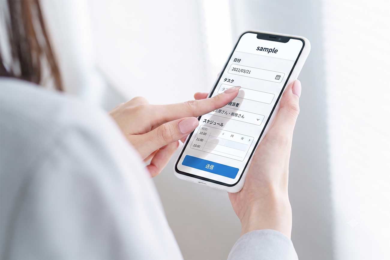 社内の報告、スマホで送るだけ。スプレッドシートに自動で集まる、会社専用ツールを作りました